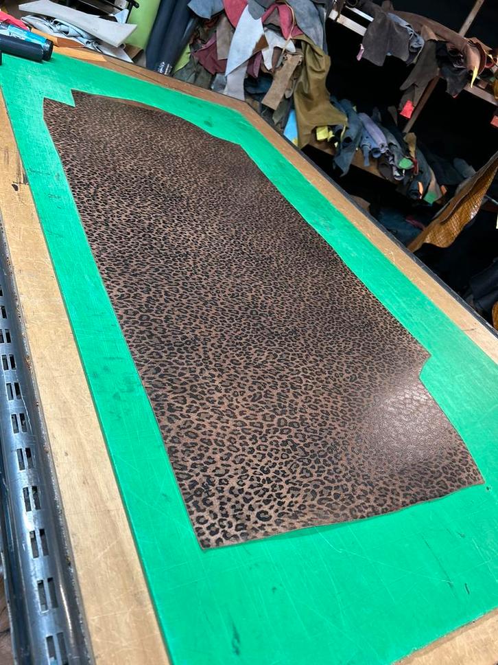 Cognac tuigleer met leopard desing 3 mm dik half soepel, Hobby en Vrije tijd, Stoffen en Lappen, Zo goed als nieuw, Ophalen of Verzenden