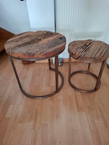 2 houten ronde tafeltjes met metalen onderstel  beschikbaar voor biedingen