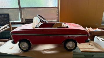 Vintage metalen pedaal auto Rolly Toys Moskvich beschikbaar voor biedingen