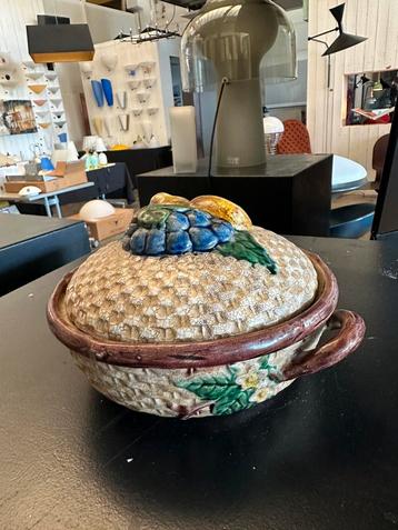 Geëmailleerde aardewerken schaal fruitdoos Reliëfdecoratie beschikbaar voor biedingen