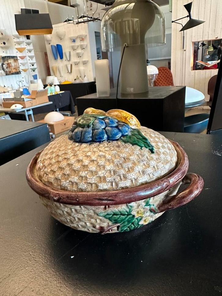 Geëmailleerde aardewerken schaal fruitdoos Reliëfdecoratie, Huis en Inrichting, Woonaccessoires | Schalen en Manden, Zo goed als nieuw