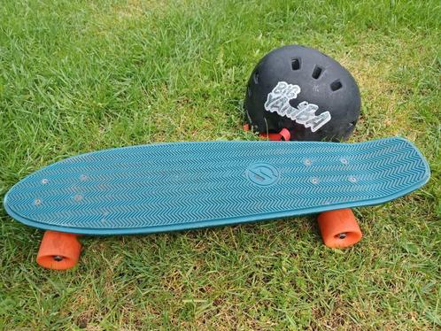 Groot groen penny board met helm in goede staat, Sports & Fitness, Skateboard, Utilisé, Skateboard, Enlèvement