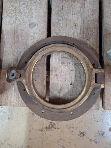 Oude bronzen patrijspoort beschikbaar voor biedingen