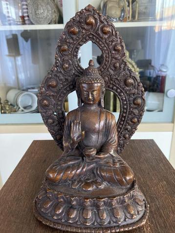 Een bronzen figuur Shakyamuni Boeddha beschikbaar voor biedingen