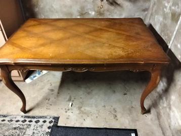 Vintage tafel beschikbaar voor biedingen
