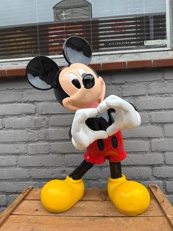 Disney Mickey Mouse beeld met hartje beschikbaar voor biedingen