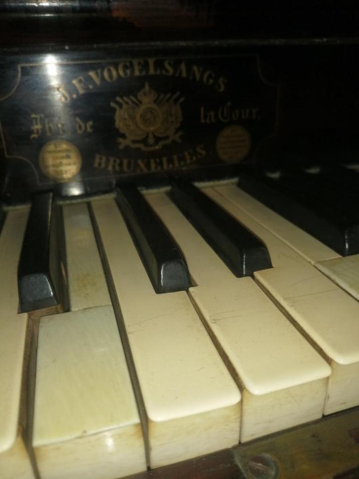 ANTIEKE PIANO -  +/-   1850  -  Uniek stuk, Muziek en Instrumenten, Piano's, Piano, Bruin, Hoogglans, Ophalen