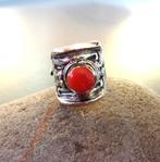 Oude Tibetaanse zadelring in cabochon van koraal en zilver, Handtassen en Accessoires, Ringen, Ophalen of Verzenden, Zo goed als nieuw