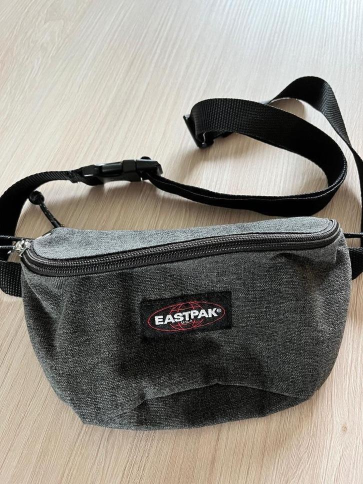 Eastpak Heuptas – Zo goed als nieuw, Handtassen en Accessoires, Tassen | Schoudertassen, Zo goed als nieuw, Overige merken, Grijs