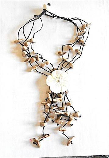 AVON : Le collier" Heaventy Hibiscus" disponible aux enchères