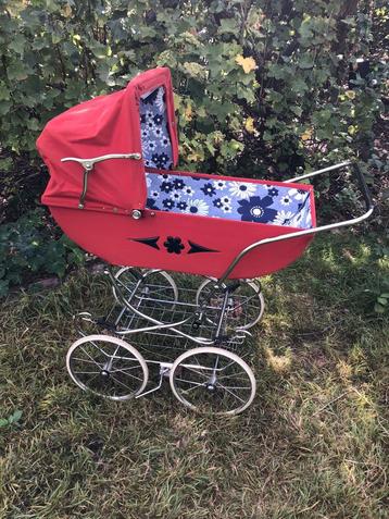 Mooie poppenwagen beschikbaar voor biedingen