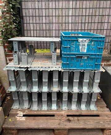 Metalen voetjes lot nieuw voor allerlei constructies beschikbaar voor biedingen
