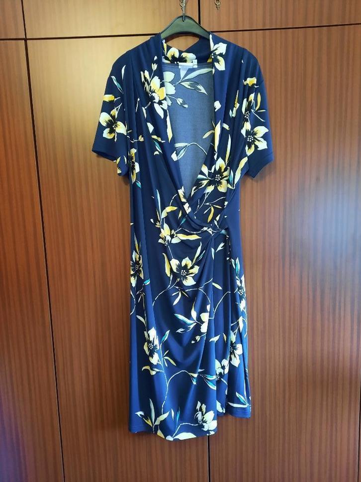 veelkleurig kleedje met bloemmotief, Kleding | Dames, Jurken, Zo goed als nieuw, Maat 42/44 (L), Overige kleuren, Knielengte, Ophalen of Verzenden