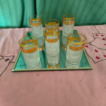 Spiegel plateautje + 6 glaasjes met gouden rand beschikbaar voor biedingen