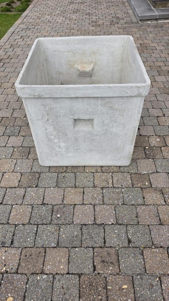 Un grand  bac en béton  où  autre, Enlèvement, Béton