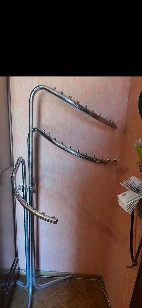 Portant de vêtements pour coin, Enlèvement, Utilisé