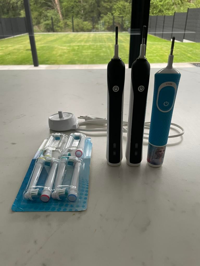 3 Oral-B tandenborstels & 7 opzetborsteltjes, Handtassen en Accessoires, Uiterlijk | Mondverzorging, Ophalen, Gebruikt, Tandenborstel