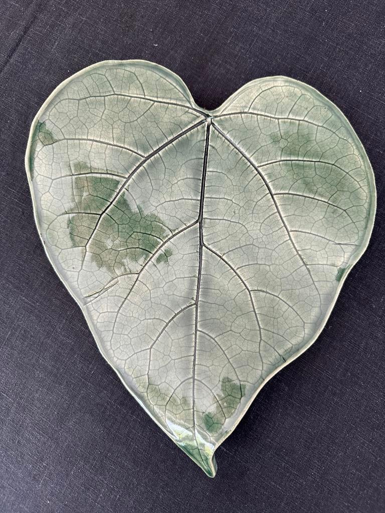 Assiette de service en forme de feuille, Maison & Meubles, Cuisine | Vaisselle, Assiettes(s), Enlèvement ou Envoi, Poterie, Comme neuf