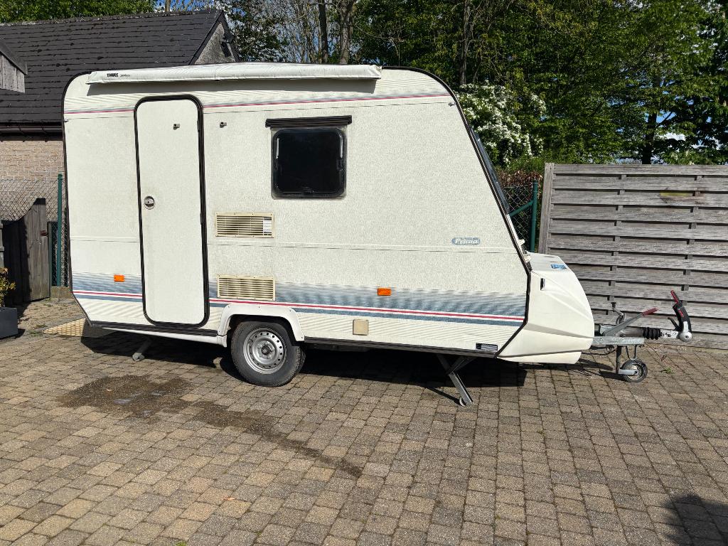 Caravan Adria met stapelbed te koop, Caravanes & Camping, Caravanes, Particulier, jusqu'à 5, 500 - 750 kg, Siège de train, Adria
