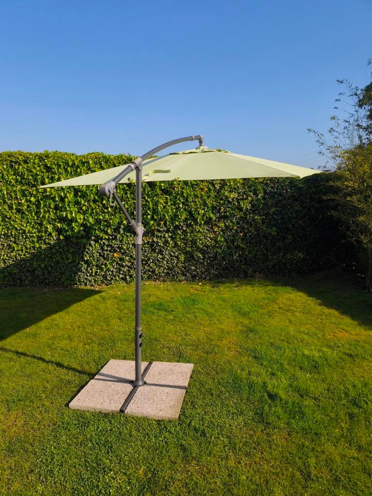 Parasol vert déporté avec pied et dalles en pierre et housse, Jardin & Terrasse, Enlèvement ou Envoi