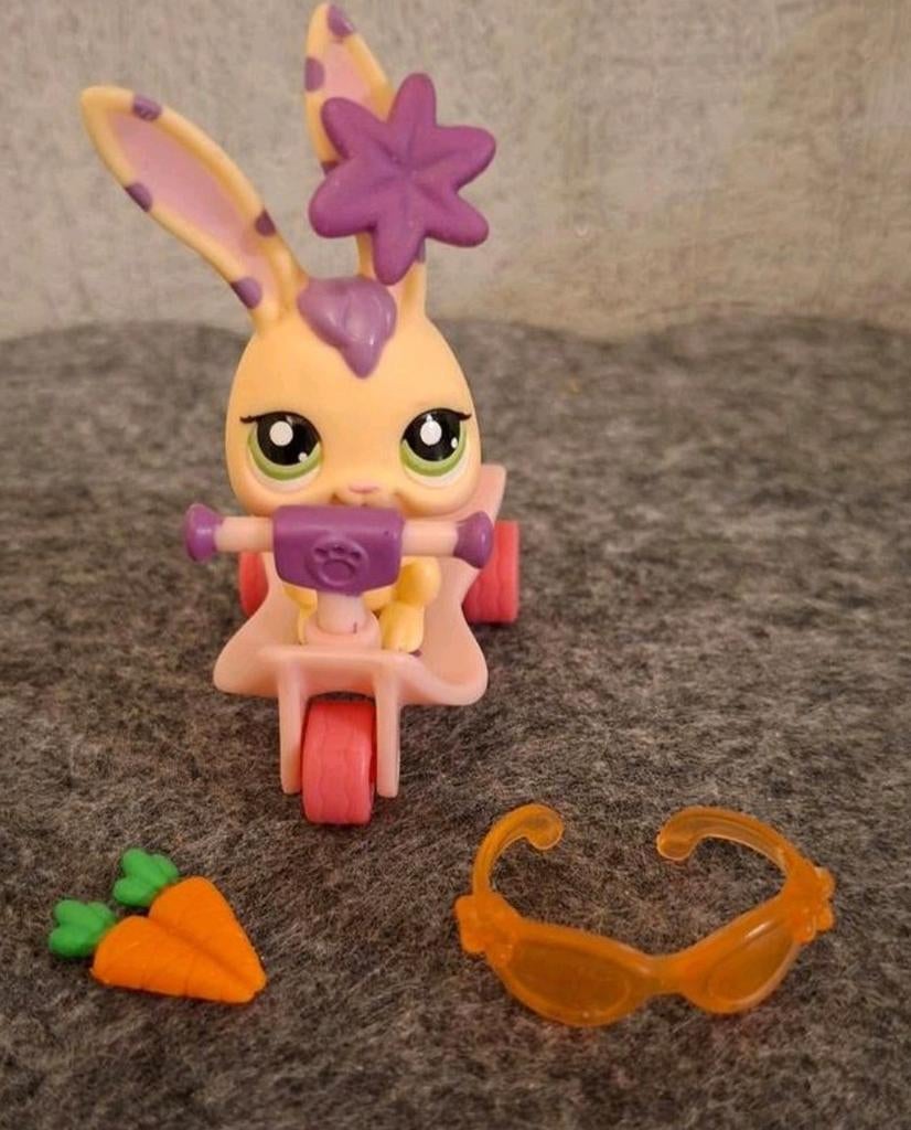 Littlest Pet Shop (Lps) figuur : Konijn met Scooter #1945, Verzamelen, Poppetjes en Figuurtjes, Ophalen of Verzenden
