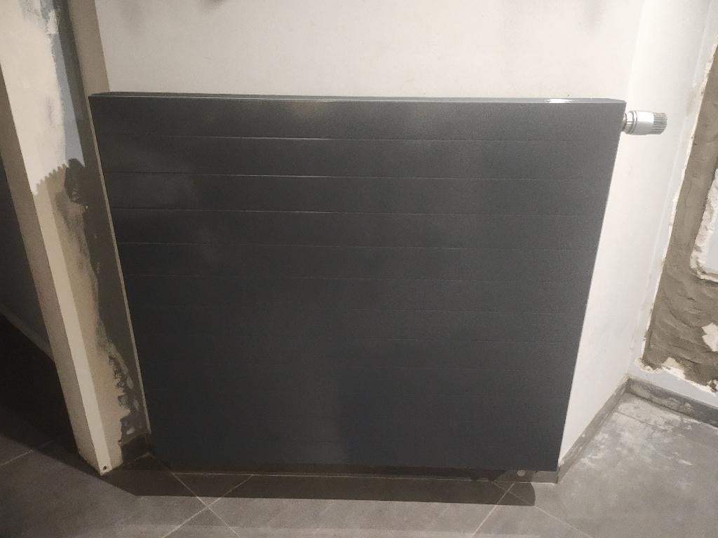 2 antraciete Radiatoren, Doe-het-zelf en Bouw, Verwarming en Radiatoren, Ophalen, Gebruikt, Thermostaat