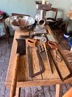 Kapblok en vleesmolen en divers slagersgereedschap, Ophalen