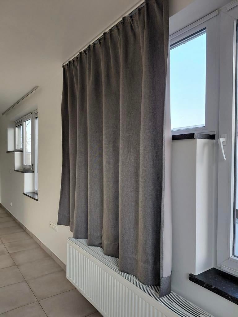 Twee verduisterende gordijnen, Ophalen