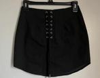 Jupe mi courte noire, lacets+ tirette derrière.,T 36