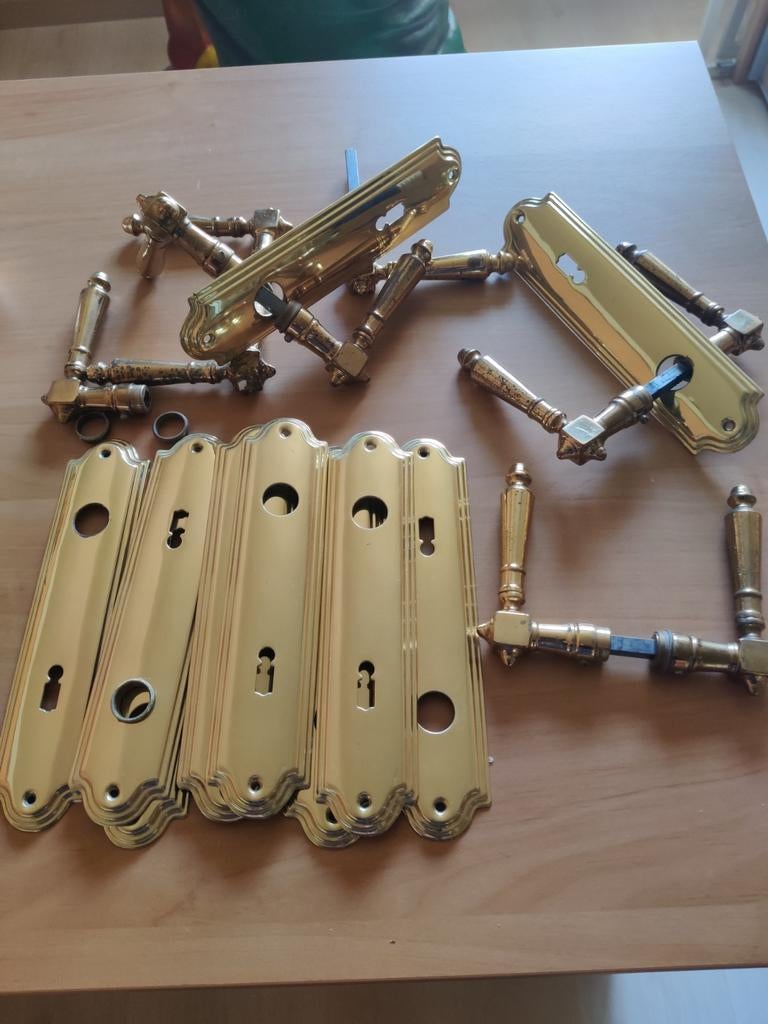 Vijf sets mooie koperen deurklinken, met bijhorende platen., Ophalen