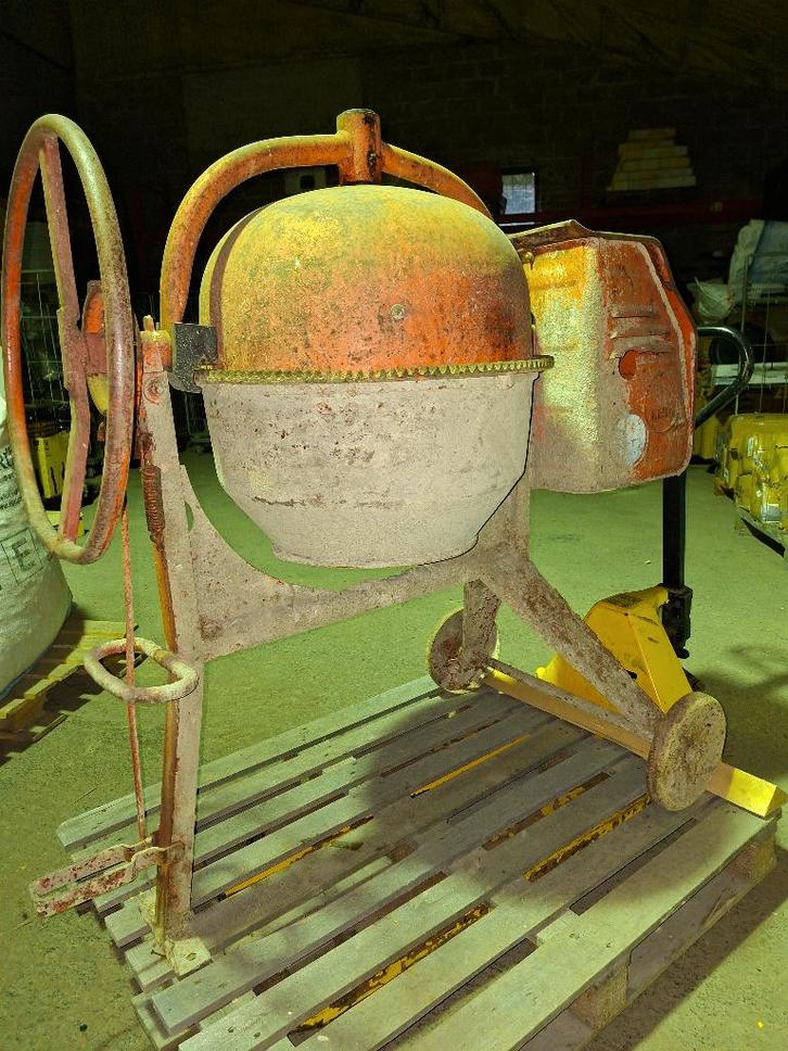 BETONNIERE PETITE VIEILLE MOCHE MAIS OK ET PAS CHERE !, Doe-het-zelf en Bouw, Betonmolens, Gebruikt, Ophalen