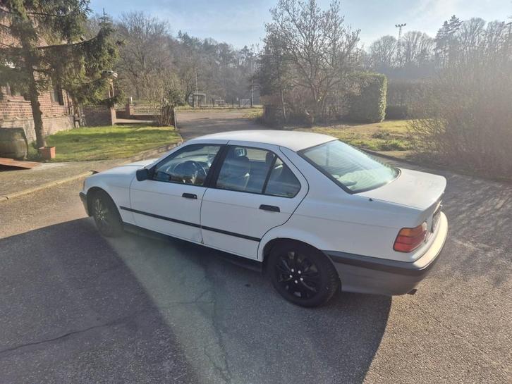 BMW E36 Oldtimer 1800cc automatique, Autos, BMW, Particulier, Série 3, Verrouillage central, Rétroviseurs électriques, Radio, USB