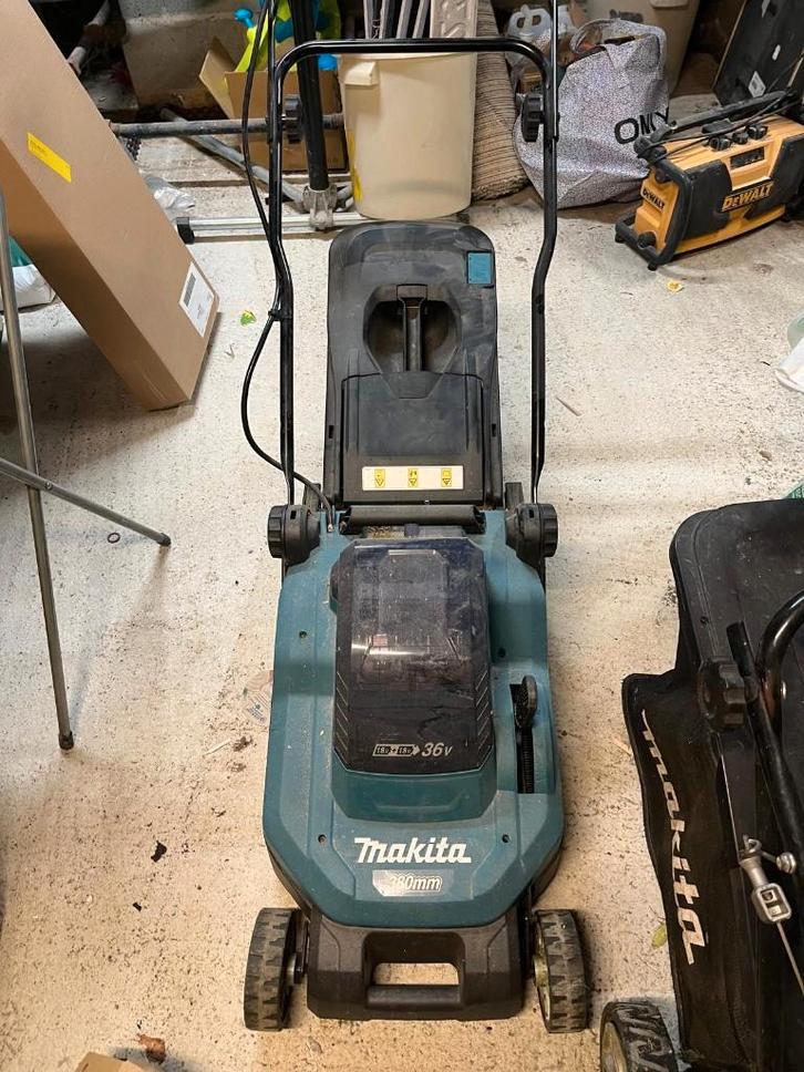 Makita accu grasmaaier DLM382, Tuin en Terras, Grasmaaiers, Zo goed als nieuw, Accu-grasmaaier, 30 t/m 39 cm, Cirkelmaaier, Elektrische starter