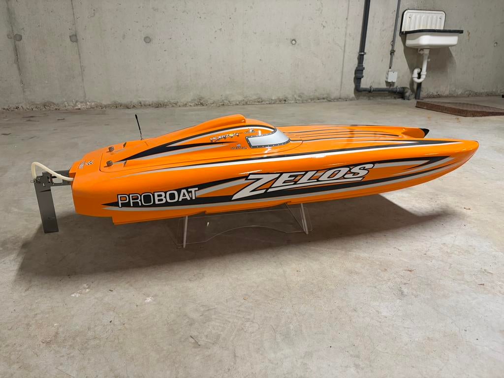 ProBoat Zelos 48 brushless catamaran RTR (125cm lang), Ophalen of Verzenden, Zo goed als nieuw