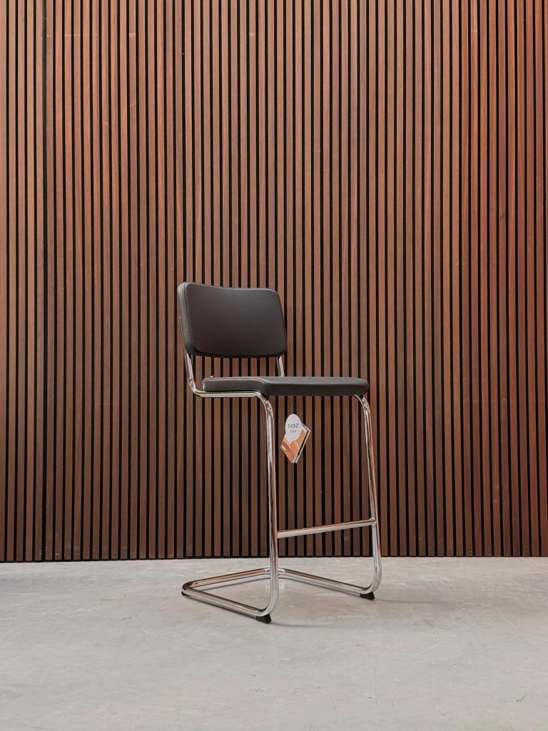 Thonet - 532 PVH barkruk Nero, Antiquités & Art, Antiquités | Meubles | Chaises & Canapés, Enlèvement ou Envoi