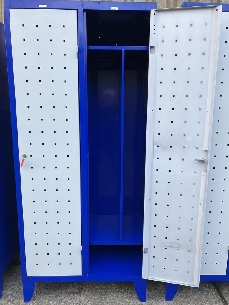 Helm en werkkledij kast, Ophalen