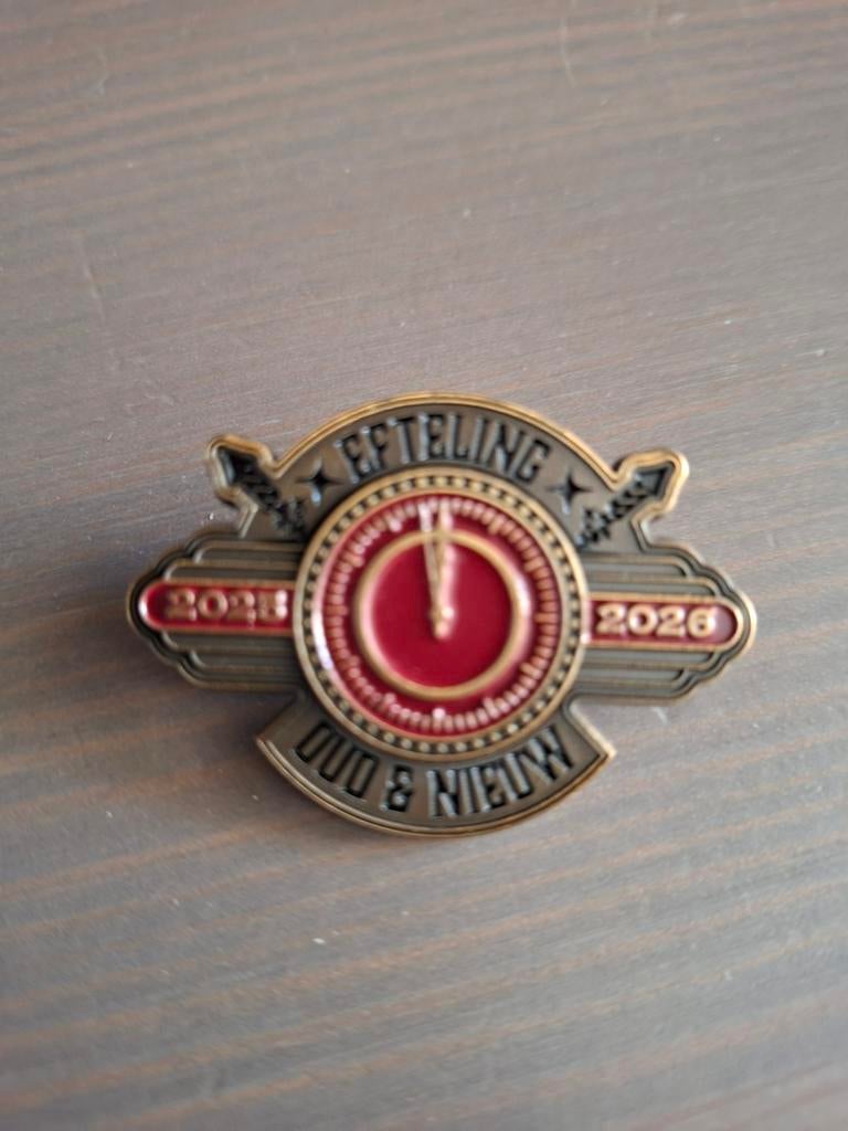 👍 Efteling oud & nieuw pin 24/25 25/26 gelimiteerd 400stuks, Verzamelen, Speldjes, Pins en Buttons, Ophalen of Verzenden