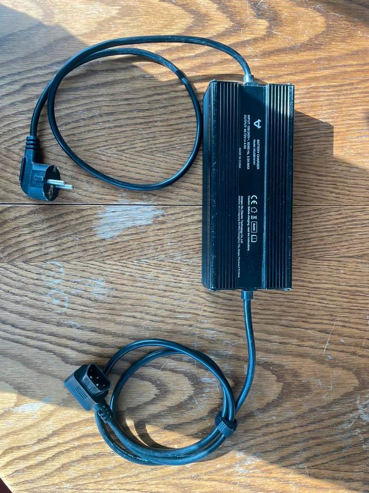 Originele NIU Acculader – Model NIU280-N101 (46-72V), Autos : Pièces & Accessoires, Batteries & Accessoires, Utilisé, Enlèvement ou Envoi