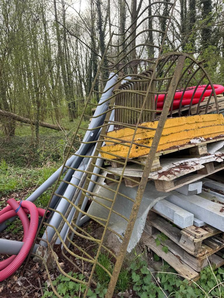 Ijzeren baren voor hooi, Enlèvement, Comme neuf