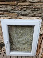 A vendre 2 fenêtres en PVC, Bricolage & Construction, Double vitrage, Fenêtre de façade ou Vitre, Enlèvement, Utilisé