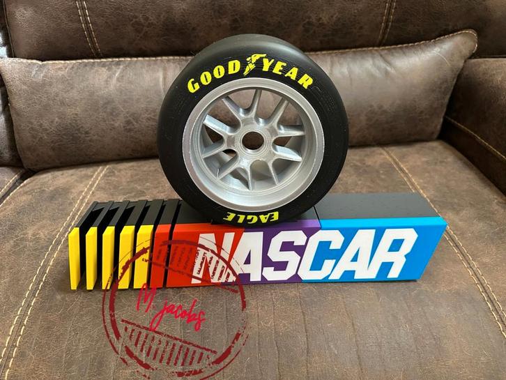 Signe NASCAR unique, y compris la jante et le pneu., Collections, Marques & Objets publicitaires, Neuf, Table lumineuse ou lampe (néon)