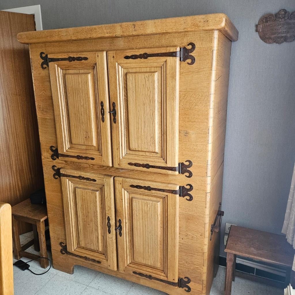 antieke eetplaats (kast, stoelen, tafel, dressoir) in eik, Ophalen