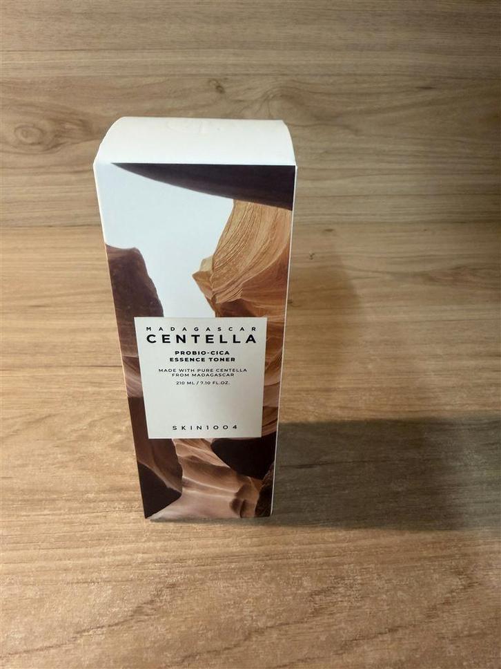 skin1004 - Madagascar Centella Probio-Cica Essence Toner 210, Handtassen en Accessoires, Uiterlijk | Lichaamsverzorging, Nieuw