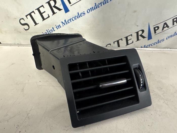 Grille aération tableau de bord d'un Mercedes B-Klasse, Autos : Pièces & Accessoires, Tableau de bord & Interrupteurs, Mercedes-Benz