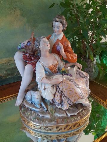 Belle statue en porcelaine de Gerold Bavaria en Allemagne de disponible aux enchères