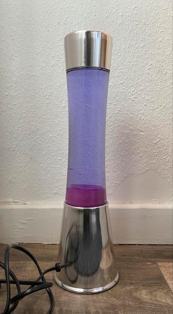 Paarse lavalamp beschikbaar voor biedingen
