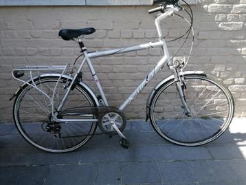Herenfiets in gebruikte staat met werk aan 