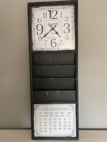 Grote houten wandklok beschikbaar voor biedingen