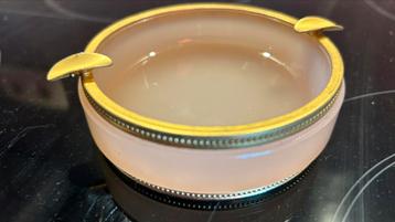 Cendrier vintage en verre opalin rose et laiton doré beschikbaar voor biedingen