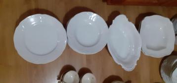 Oud wit eet -  en koffieservies beschikbaar voor biedingen